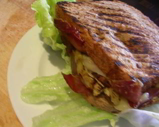 Сэндвич-гриль с баклажаном-гриль, сыром и прошутто