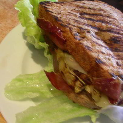 Сэндвич-гриль с баклажаном-гриль, сыром и прошутто