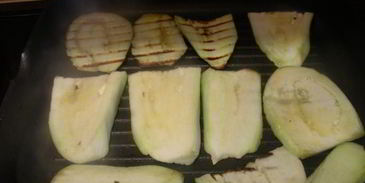 сэндвич-гриль с баклажаном-гриль, сыром и прошутто