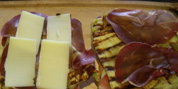 сэндвич-гриль с баклажаном-гриль, сыром и прошутто