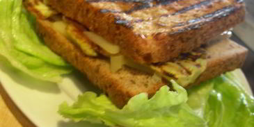 сэндвич-гриль с баклажаном-гриль, сыром и прошутто