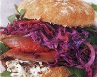 Сэндвич из ростбифа с капустно-свекольным салатом