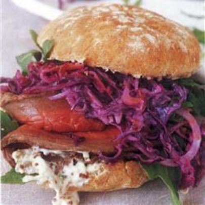 Сэндвич из ростбифа с капустно-свекольным салатом