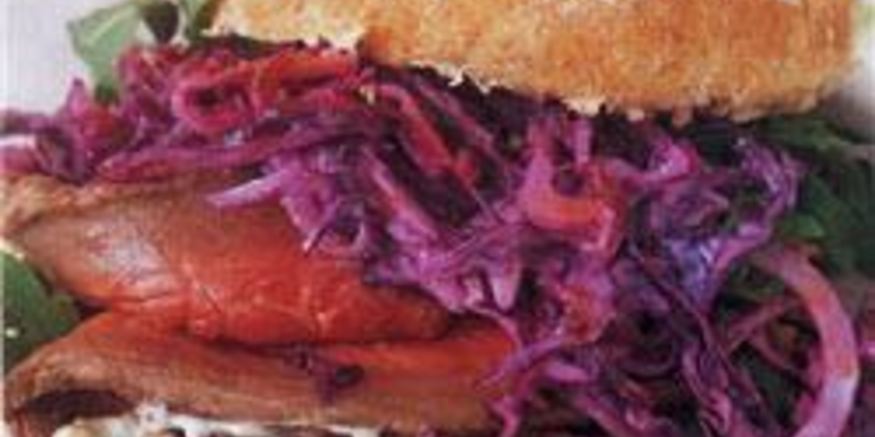 Рецепт сэндвича из ростбифа с капустно-свекольным салатом