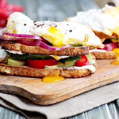 Сэндвич с авокадо и яйцом