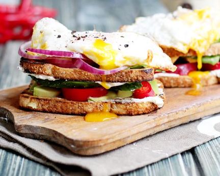 Сэндвич с авокадо и яйцом