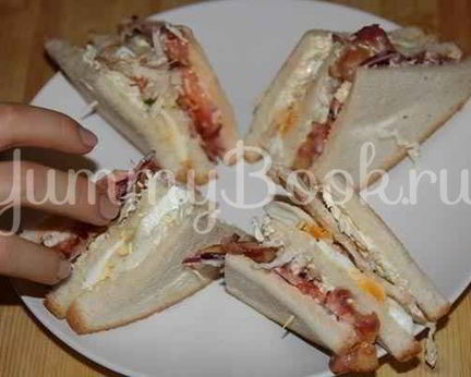 Сэндвич с беконом и салатом