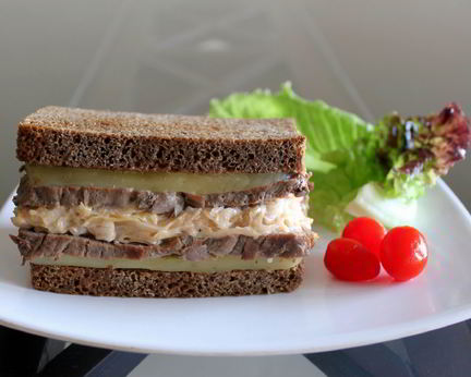 Сэндвич с говядиной и квашеной капустой