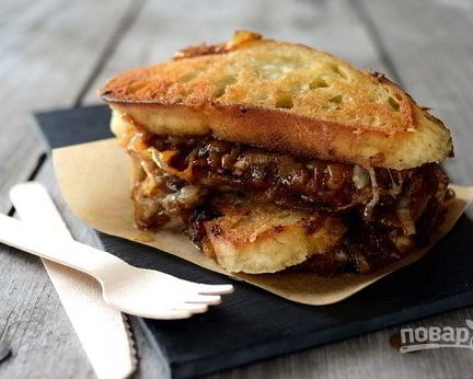 Сэндвич с карамелизированным луком
