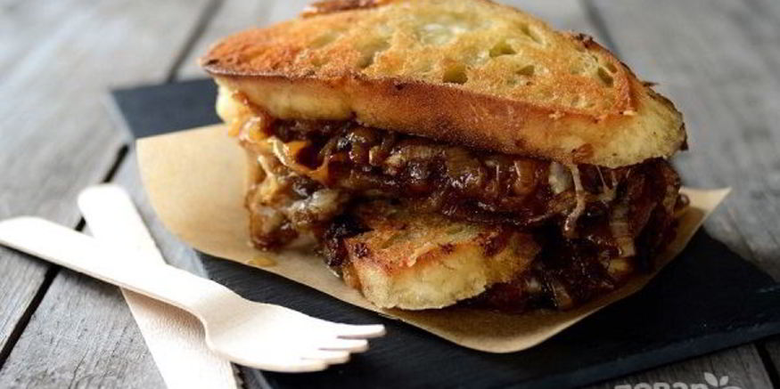 Рецепт сэндвича с карамелизированным луком