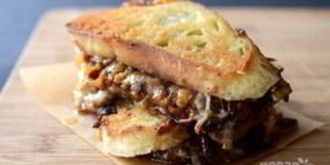 сэндвич с карамелизированным луком