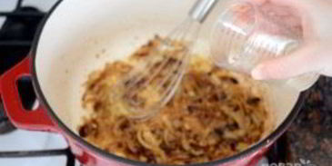 сэндвич с карамелизированным луком