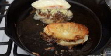 сэндвич с карамелизированным луком