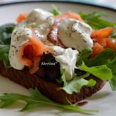 Сэндвич с копченой семгой и соусом айоли