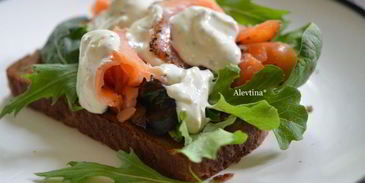 сэндвич с копченой семгой и соусом айоли