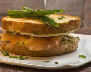 Сэндвич с красной рыбой и сыром Филадельфия