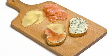 сэндвич с красной рыбой и сыром филадельфия