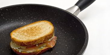 сэндвич с красной рыбой и сыром филадельфия