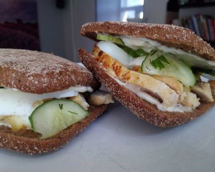 Сэндвич с курицей и яйцом