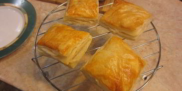 сэндвич с моцареллой, грибами и соусом нисуаз