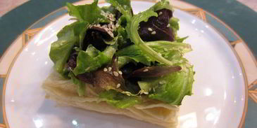 сэндвич с моцареллой, грибами и соусом нисуаз