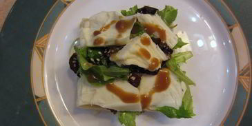 сэндвич с моцареллой, грибами и соусом нисуаз