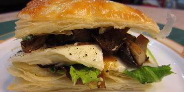 сэндвич с моцареллой, грибами и соусом нисуаз