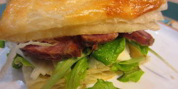 сэндвич с моцареллой, грибами и соусом нисуаз