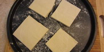 сэндвич с моцареллой, грибами и соусом нисуаз