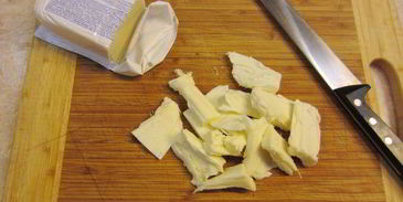 сэндвич с моцареллой, грибами и соусом нисуаз