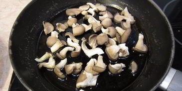 сэндвич с моцареллой, грибами и соусом нисуаз