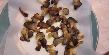 сэндвич с моцареллой, грибами и соусом нисуаз