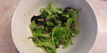 сэндвич с моцареллой, грибами и соусом нисуаз