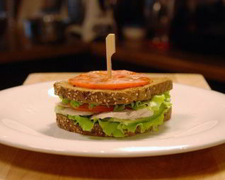 Сэндвич с отварным куриным филе и овощами