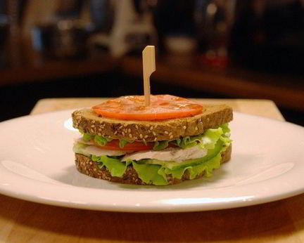 Сэндвич с отварным куриным филе и овощами