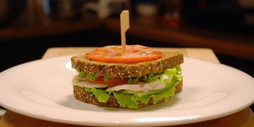 Рецепт сэндвича с отварным куриным филе и овощами