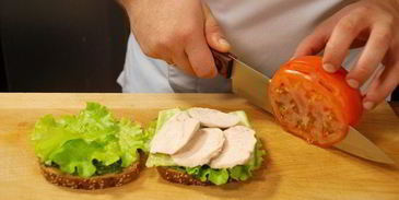 сэндвич с отварным куриным филе и овощами