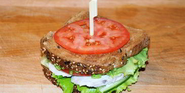 сэндвич с отварным куриным филе и овощами