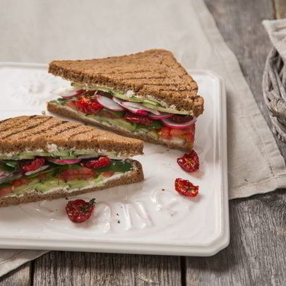 Сэндвич с овощами и сливочным сыром