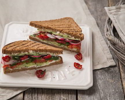 Сэндвич с овощами и сливочным сыром