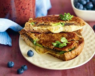 Сэндвич с сыром, авокадо и гранатом