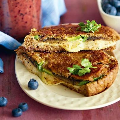 Сэндвич с сыром, авокадо и гранатом