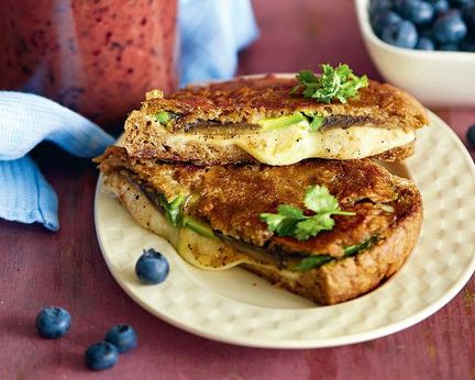 Сэндвич с сыром, авокадо и гранатом