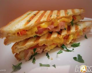 Сэндвич с сыровяленым беконом и сыром на гриле