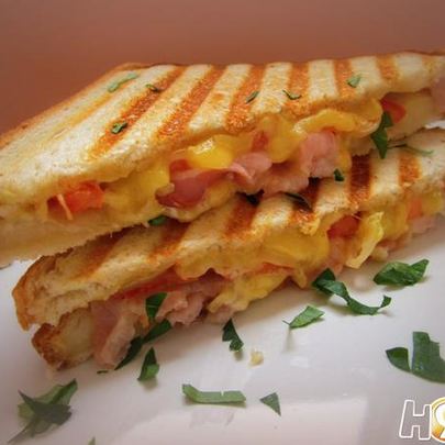 Сэндвич с сыровяленым беконом и сыром на гриле