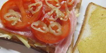 сэндвич с сыровяленым беконом и сыром на гриле