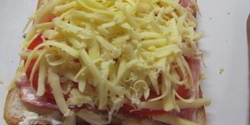 сэндвич с сыровяленым беконом и сыром на гриле