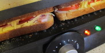 сэндвич с сыровяленым беконом и сыром на гриле