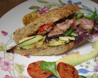 Сэндвич с цукини, помидорами и авокадо