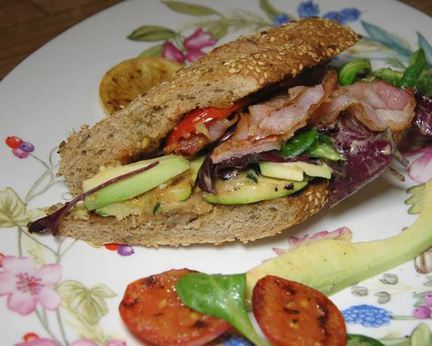 Сэндвич с цукини, помидорами и авокадо